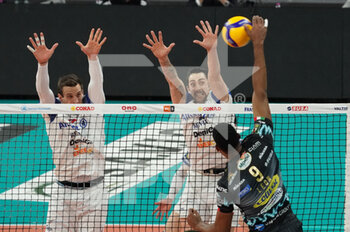 2021-01-17 - wilfredo leon venero (n.9 hitter spiker sir safety conad perugia) spike leandro mosca (n.12 middle blocker power volley milano) block - SIR SAFETY CONAD PERUGIA VS ALLIANZ MILANO - SUPERLEAGUE SERIE A - VOLLEYBALL