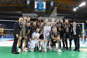 2021-01-21 - Group photo at the end of the match of the players of the Cucine Lube Civitanova - CUCINE LUBE CIVITANOVA VS VERO VOLLEY MONZA - SUPERLEAGUE SERIE A - VOLLEYBALL