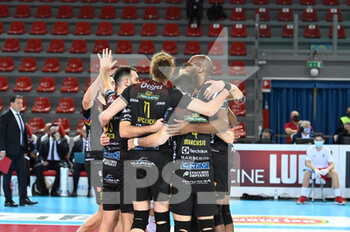 2021-02-03 - The players of Cucine Lube Civitanova embrace - CUCINE LUBE CIVITANOVA VS SIR SAFETY CONAD PERUGIA - SUPERLEAGUE SERIE A - VOLLEYBALL