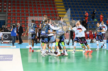 2021-02-03 - The Sir Safety Conad Perugia players celebrate the victory - CUCINE LUBE CIVITANOVA VS SIR SAFETY CONAD PERUGIA - SUPERLEAGUE SERIE A - VOLLEYBALL