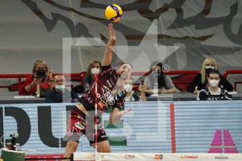 2021-02-06 - travica dragan (n.04 setter sir safety conad perugia) serve - SIR SAFETY CONAD PERUGIA VS VERO VOLLEY MONZA - SUPERLEAGUE SERIE A - VOLLEYBALL