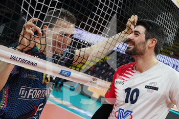 2021-02-06 - lanza filippo (n.10 vero volley monza)ex of Sir with massimo colaci (n.13 libero sir safety conad perugia) at the end of the race - SIR SAFETY CONAD PERUGIA VS VERO VOLLEY MONZA - SUPERLEAGUE SERIE A - VOLLEYBALL