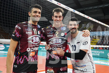 2021-02-06 - lanza filippo (n.10 vero volley monza)ex of Sir with sole' sebastian (n.11 middle-blocker sir safety conad perugia) fabio ricci (n.2 middle-blocker sir safety conad perugia) at the end of the race - SIR SAFETY CONAD PERUGIA VS VERO VOLLEY MONZA - SUPERLEAGUE SERIE A - VOLLEYBALL