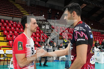 2021-02-06 - sole' sebastian (n.11 middle-blocker sir safety conad perugia) we say goodbye at the end of the race ordina santiago (n.5 palleggiatore vero volley monza) - SIR SAFETY CONAD PERUGIA VS VERO VOLLEY MONZA - SUPERLEAGUE SERIE A - VOLLEYBALL
