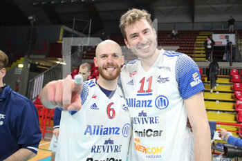 2021-03-10 - riccardo sbertoli (n. 06 setter power volley milano) matteo piano (n. 11 middler blocker power volley milano) rejoices in victory - PLAYOFF - SIR SAFETY CONAD PERUGIA VS ALLIANZ MILANO - SUPERLEAGUE SERIE A - VOLLEYBALL