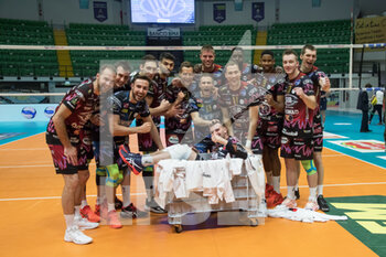 2021-03-31 - Players of SIR Safety Perugia celebrates after winning the match - PLAYOFF - SEMIFINALI - VERO VOLLEY MONZA VS SIR SAFETY CONAD PERUGIA - SUPERLEAGUE SERIE A - VOLLEYBALL