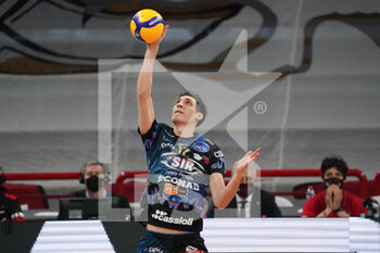 2021-04-14 - roberto russo (n.12 middle-blocker sir safety conad perugia) al servizio - GARA 1 FINALE PLAY OFF - SIR SAFETY CONAD PERUGIA VS CUCINE LUBE CIVITANOVA - SUPERLEAGUE SERIE A - VOLLEYBALL