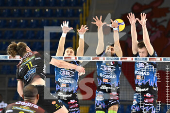2021-04-18 - Attacco di Kamil Rychlicki #11 (Cucine Lube Civitanova) - GARA 2 FINALE PLAY OFF - CUCINE LUBE CIVITANOVA VS SIR SAFETY CONAD PERUGIA - SUPERLEAGUE SERIE A - VOLLEYBALL