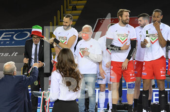 2021-04-24 - Gianlorenzo Blengini (Allenatore Cucine Lube Civitanova) riceve la medaglia di campione d'Italia - GARA 4 FINALE PLAY OFF - CUCINE LUBE CIVITANOVA VS SIR SAFETY CONAD PERUGIA - SUPERLEAGUE SERIE A - VOLLEYBALL