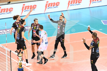 2021-02-24 - Cheers of the players Cucine Lube Civitanova - CUCINE LUBE CIVITANOVA VS GRUPA AZOTY KEDZIERZYNYN KOZLE - CHAMPIONS LEAGUE MEN - VOLLEYBALL