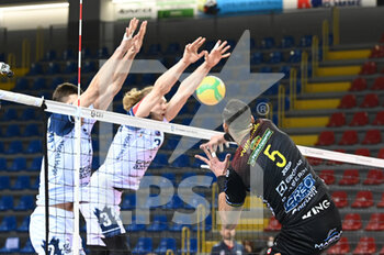 2021-02-24 - Spike of Osmany Juantorena #5 (Cucine Lube Civitanova) - CUCINE LUBE CIVITANOVA VS GRUPA AZOTY KEDZIERZYNYN KOZLE - CHAMPIONS LEAGUE MEN - VOLLEYBALL