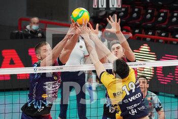2021-03-02 - lavia daniele (n.19 schiacciatore leo shoes modena) vs ter horst thijs (n.5 hitter spicker sir safety conad perugia) fabio ricci (n.2 middle-blocker sir safety conad perugia) - SIR SICOMA MONINI PERUGIA VS LEO SHOES MODENA - CHAMPIONS LEAGUE MEN - VOLLEYBALL